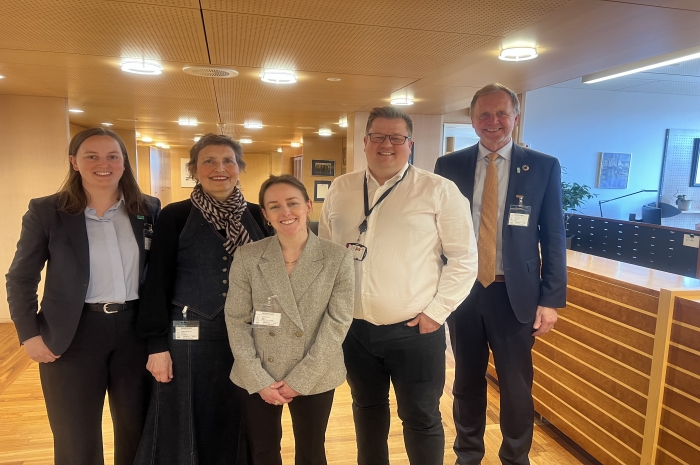 Marie Loe Halvorsen (Skift), Birgit Rusten (FutureBuilt), Mie Fuglseth (Grønn Byggallianse), Martin Østtveit-Moe (KDD) og Bjørn Kjærand Haugland (Skift) i møte for å snakke om klimakrav i TEK. 